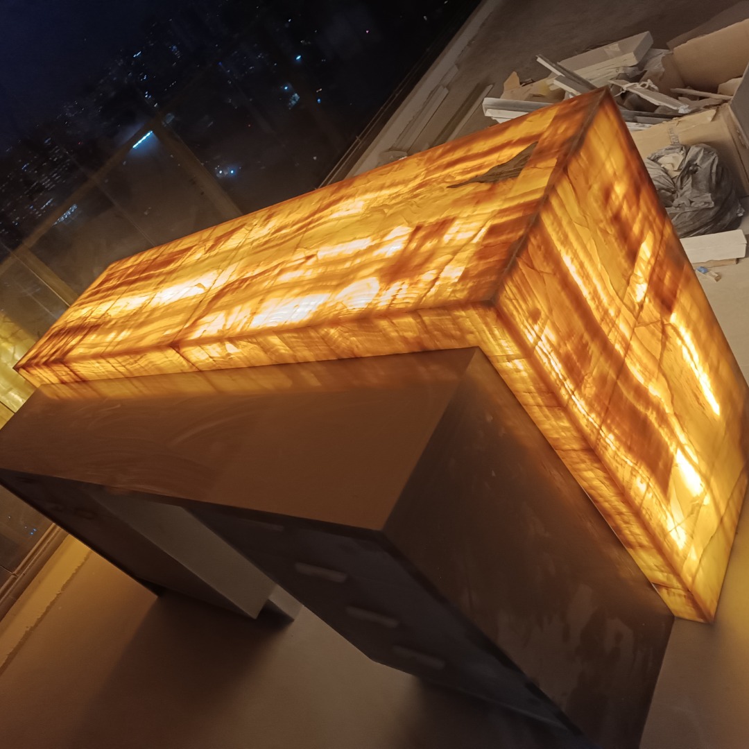 Balcão iluminado com pedra translúcida em ambiente interno